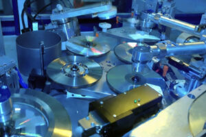 CD製造工程を完全解説｜ガラスマスタリングから射出成型・スパッタリングまで